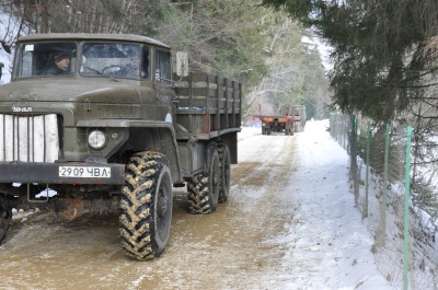 Стріла крану зламалась через пориви вітру: як рубали головну ялинку Чернівців. ФОТО