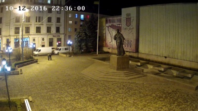 У Чернівцях зі стіни позаду пам’ятника Шевченку зняли панно