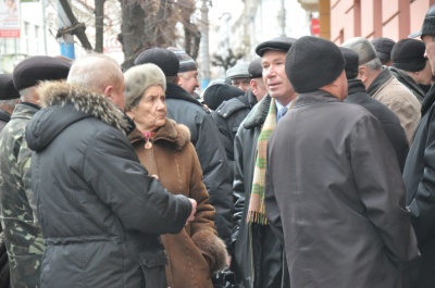 Колишні міліціонери пікетували управління нацполіції в Чернівцях  (ФОТО)