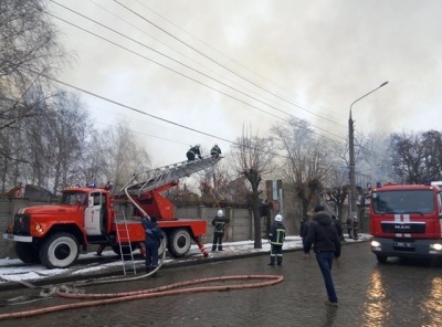 Пивзавод у Чернівцях гасять кілька бригад пожежників (ФОТО)