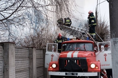 Пожежа на пивзаводі в Чернівцях: для гасіння вогню підвезли потяг та автоцистерну