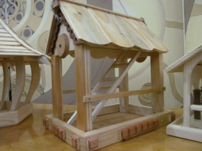 Багатоповерхові вілли та будиночки з меблями: у Чернівцях школярі збудували годівниці для пташок (ФОТО)
