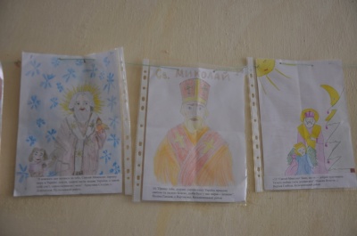 «Молодий буковинець» організував виставку дитячих малюнків до Дня Святого Миколая