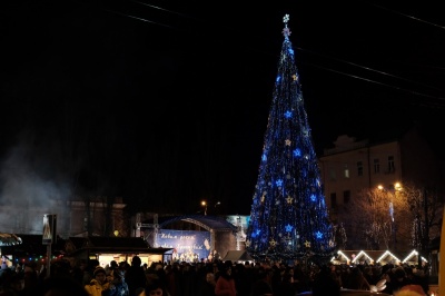 Головна ялинка Чернівців - у трійці найвищих в Україні