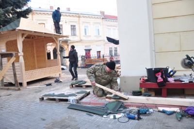 Біля церкви в центрі Чернівців встановлюють триметровий вертеп (ФОТО)