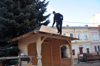 Біля церкви в центрі Чернівців встановлюють триметровий вертеп (ФОТО)