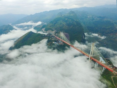 Найвищий підвісний міст у світі відкрили у Китаї: з'явились захоплюючі фото