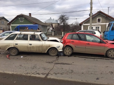 У Чернівцях зіткнулися три автомобілі, є постраждалі (ФОТО)