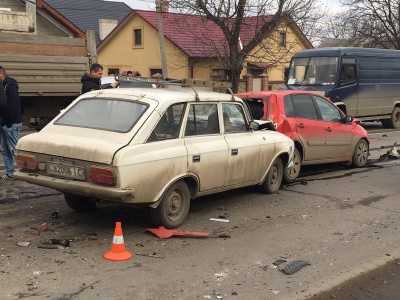 У Чернівцях зіткнулися три автомобілі, є постраждалі (ФОТО)