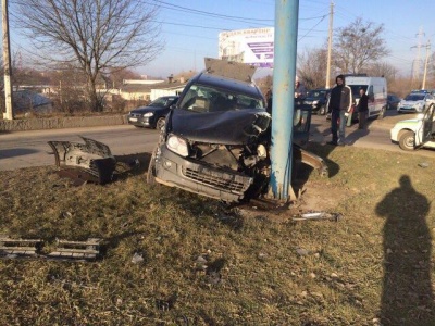 ДТП у Чернівцях: один з водіїв постраждав, в'їхавши в опору (ФОТО)