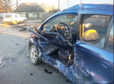 ДТП на Буковині у перший день року: винуватець утік з місця аварії (ФОТО)