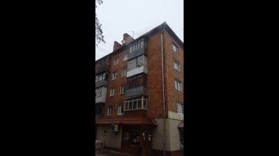 У Чернівцях - "різдвяне диво": із даху "хрущовки" ллється окріп (ВІДЕО)