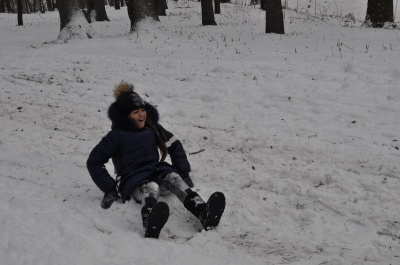 Малі та великі чернівчани каталися у парку Шіллера на санках (ФОТО)