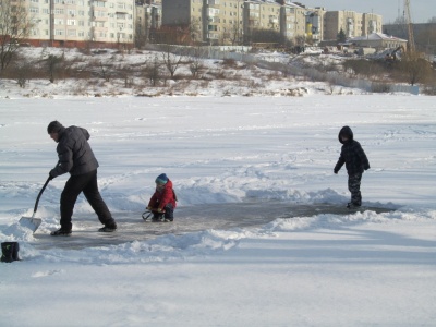 На озерах у Чернівцях з-під льоду ловлять окуня і плотву (ФОТО)