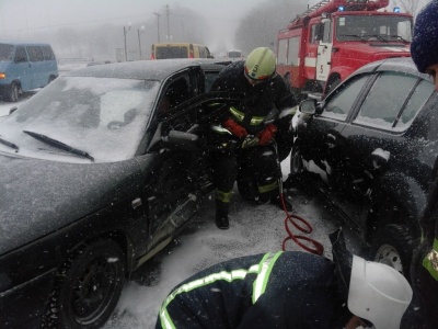 Чоловік з пістолетом, зимова риболовля і ДТП. Найголовніші події Буковини за минулу добу