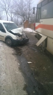 На Буковині автобус і легковик зіткнулися лоб у лоб: одна пасажирка госпіталізована