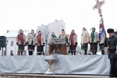 У Чернівцях на площі Пресвятої Марії помолилися і освятили воду (ФОТО)