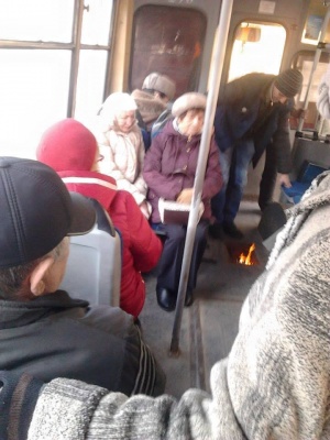 У тролейбусі в Чернівцях під час руху розпалили багаття