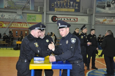 У Чернівцях поліцейські з усієї України демонструють свою силу (ФОТО)