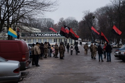 У Чернівцях націоналісти провели смолоскипну ходу пам’яті Героїв Крут (ФОТО)