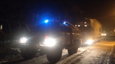 Десятки вантажівок на Буковині застрягли через сніг і ожеледицю (ФОТО, ВІДЕО)