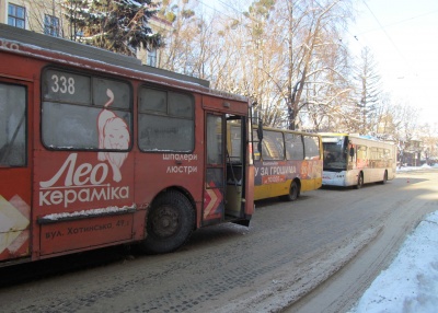 На Університетській зіштовхнулися тролейбус і маршрутка - рух перекрито (ФОТО)