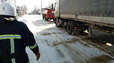 У снігу на Буковині застрягли більше 20 вантажівок (ФОТО)