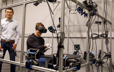 Марк Цукерберг продемонстрував прототип рукавичок віртуальної реальності
