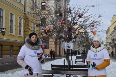 У Чернівцях роздають сердечка для допомоги хворій дівчинці (ФОТО)