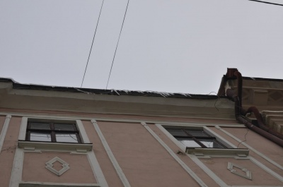 Обережно: сніг та бурульки на дахах (ФОТО)