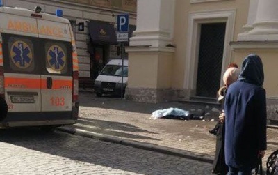 У Львові брила льоду, яка впала з церкви, вбила жінку