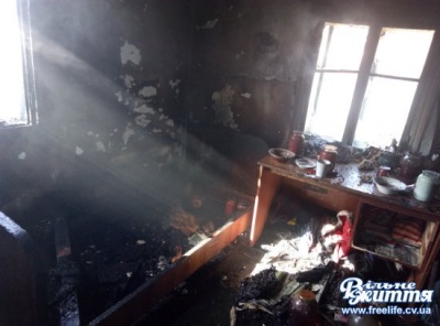 На Буковині згорів будинок багатодітної матері-одиначки: люди просять допомоги (ФОТО)