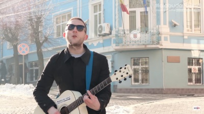 «Подарую коханій паспорт румунський»: музиканти з Чернівців «потролили» тему подвійного громадянства (ВІДЕО)