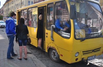 У фіскальній службі повідомили, від яких податків у Чернівцях звільнили перевізників