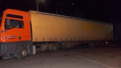 Через кордон на Буковині у вантажівці везли приховані під дровами цигарки (ФОТО)