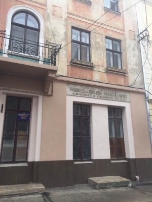 У Чернівцях відновили частину фасаду будинку з історичним написом (ФОТО)