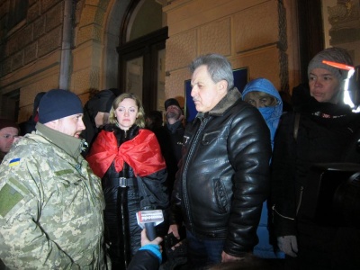 У Чернівцях під ОДА мітингують на підтримку блокади торгівлі з ОРДЛО (ФОТО)