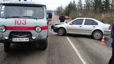 Чергове ДТП на Буковині: "Мерседес" злетів у кювет (ФОТО)