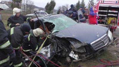 Пасажира півтори години діставали з понівеченого "Мерседеса": деталі ДТП на Буковині (ВІДЕО)