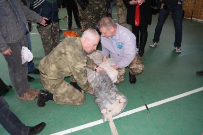 Прикордонники Буковини навчали молодь розкривати парашут (ФОТО)