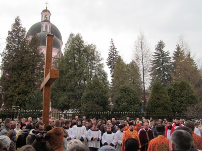 У центрі Чернівців віряни пройшли Хресною ходою (ФОТО)