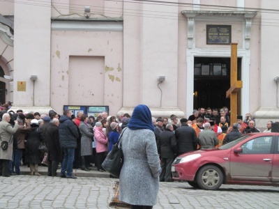 У центрі Чернівців віряни пройшли Хресною ходою (ФОТО)