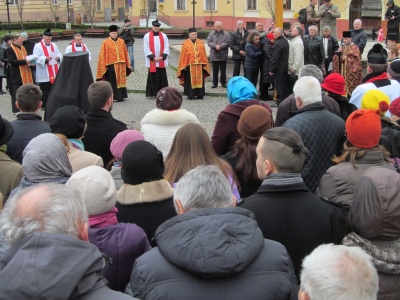 У центрі Чернівців віряни пройшли Хресною ходою (ФОТО)