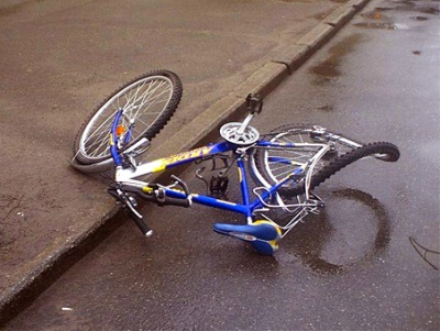 У Чернівецькій області 9-річний велосипедист потрапив під колеса автомобіля