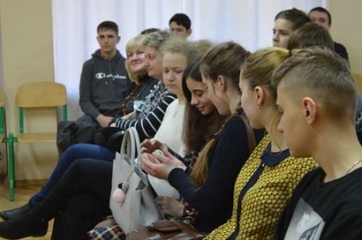 Учасники всеукраїнської олімпіади з хімії, яка відбувається в Чернівцях, мандрують містом (ФОТО)