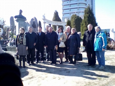 У Києві відкрили надгробний пам’ятник легендарному співаку з Буковини Дмитру Гнатюку (ФОТО)