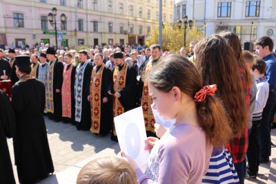 У центрі Чернівців молилися за мир і перемогу над агресором (ФОТО)