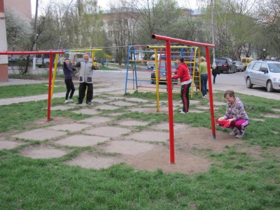 Мешканці чернівецької багатоповерхівки прибрали свій двір (ФОТО)