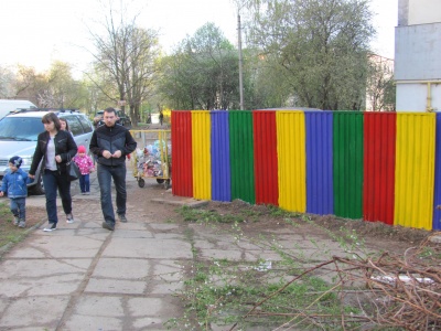 Мешканці чернівецької багатоповерхівки прибрали свій двір (ФОТО)