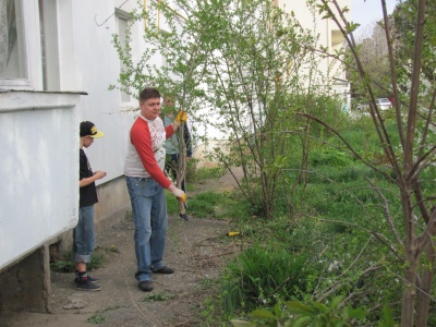 Мешканці чернівецької багатоповерхівки прибрали свій двір (ФОТО)